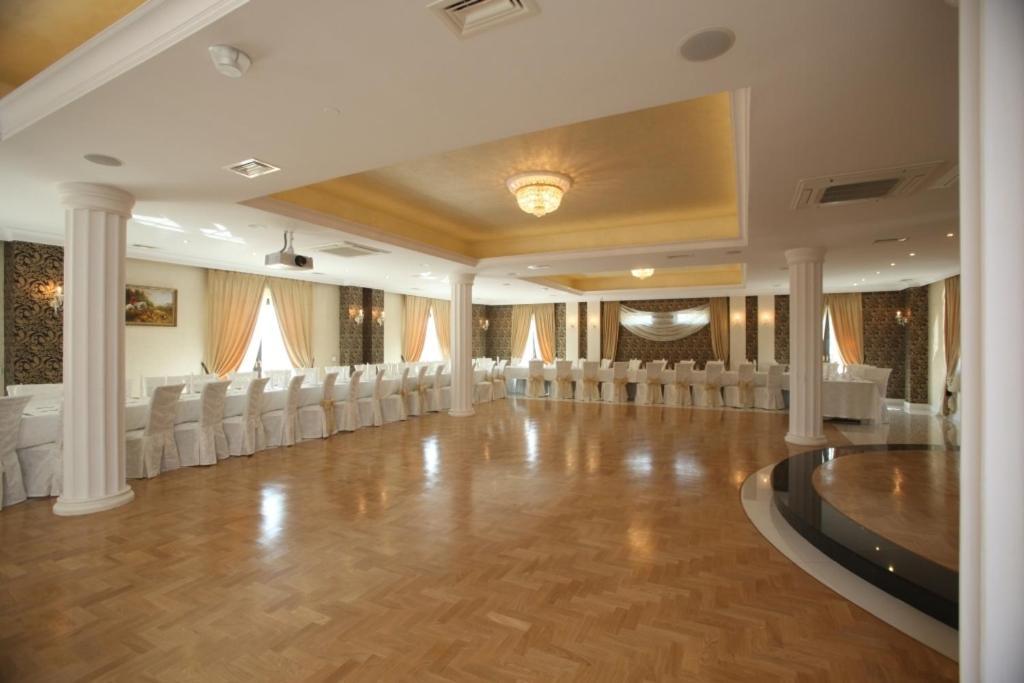 Dwor Kresowy Hotel Radymno Bagian luar foto