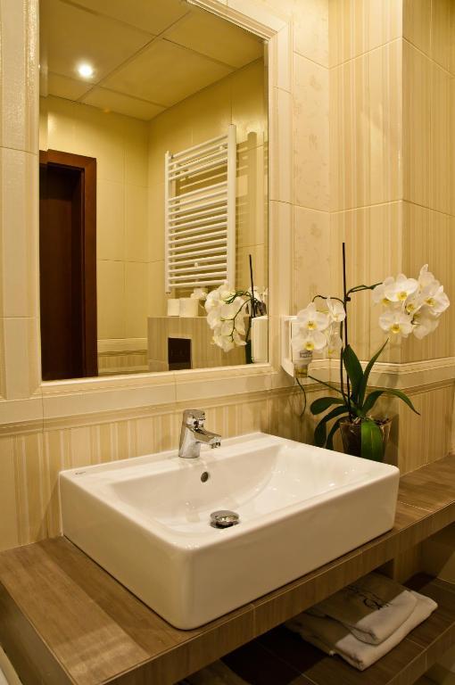 Dwor Kresowy Hotel Radymno Bagian luar foto