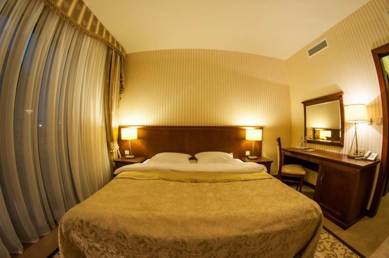 Dwor Kresowy Hotel Radymno Bagian luar foto